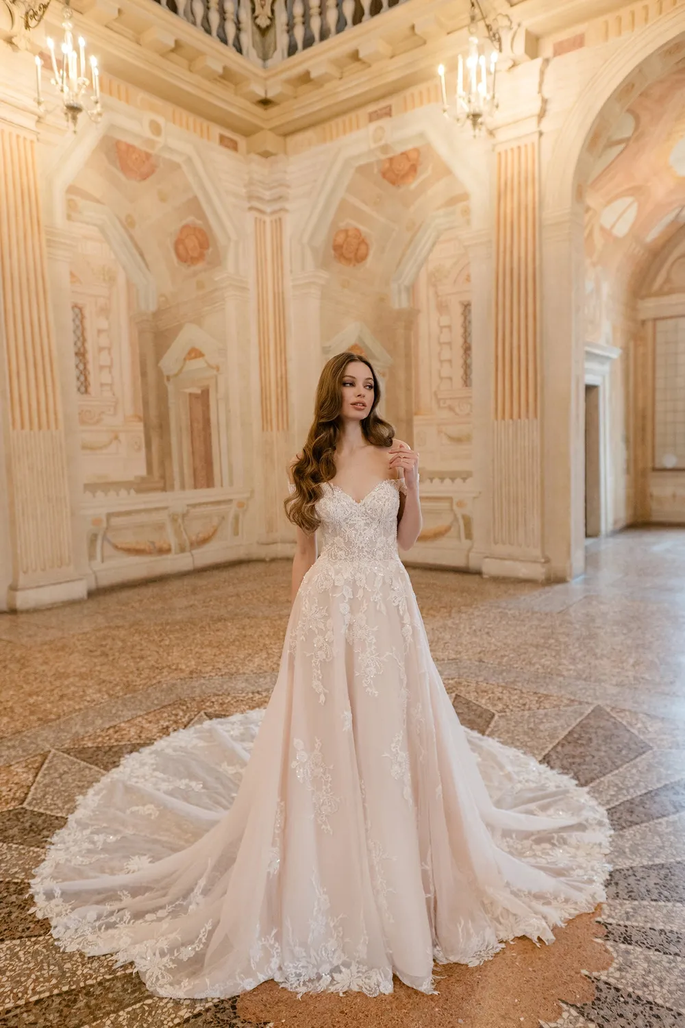 Allure Bridal Abella E607 Audrey brudekjole Desert Champagne perleblonde