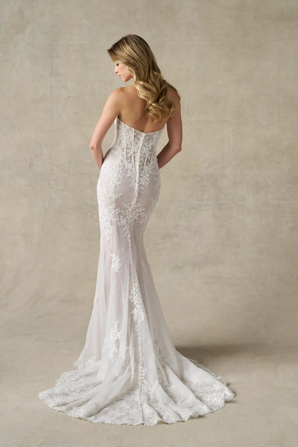 Allure Bridals A1495 brudekjole nude crescent-hals