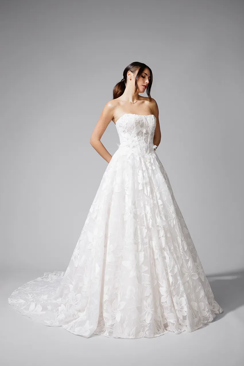 Bella by Eglantine BEL22728 brudekjole ivory 3D-blomster