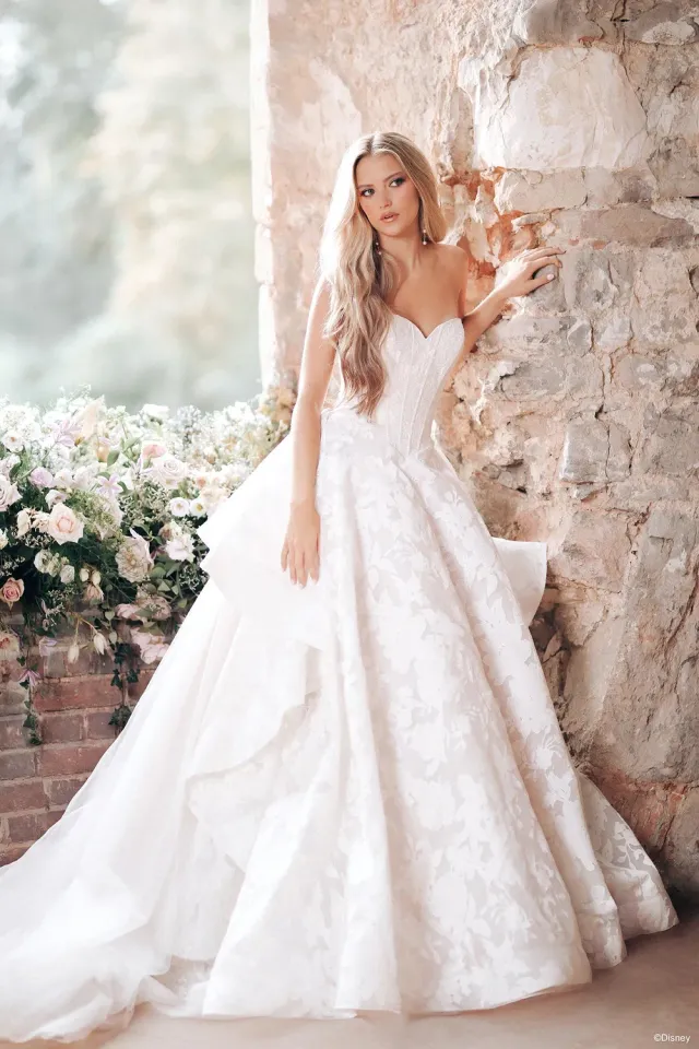 Allure Bridal Disney Fairy Tale Weddings D466 Rapunzel brudekjole Lavender/Ivory blonde ballgown