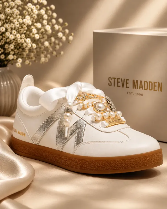 Panayotis ASPASIA sneaker – hvide satinsneakers med charms