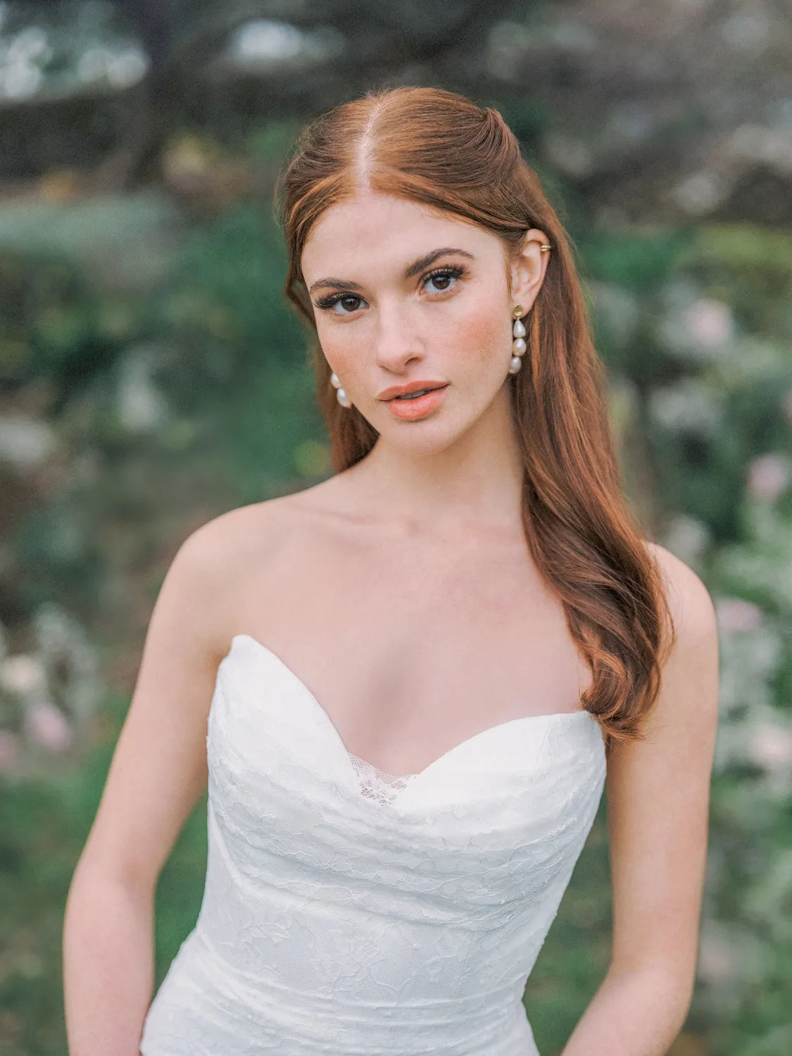 Allure Romance R3990 sheath brudekjole Ivory rynket blonde