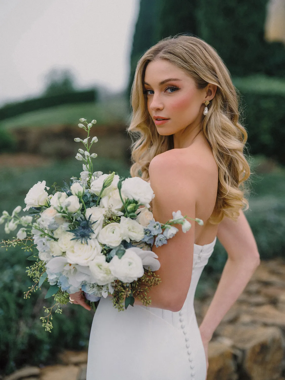 Allure Bridal A1496 brudekjole ivory i crepe med basque-talje