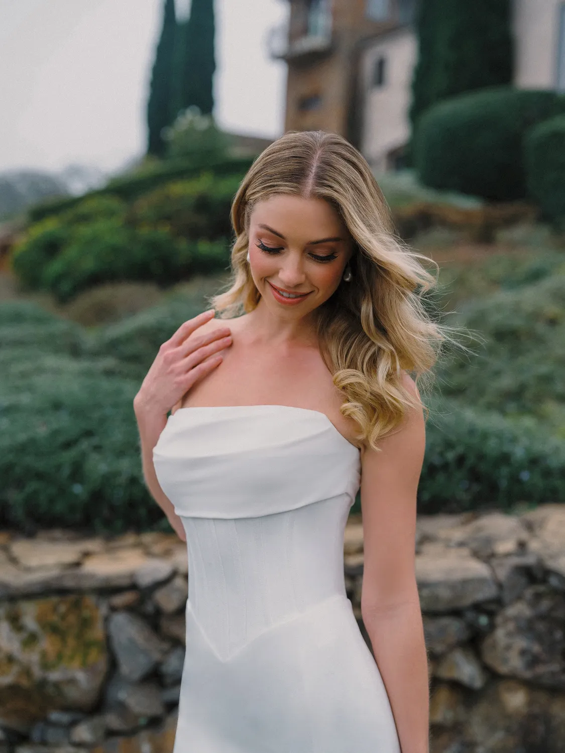 Allure Bridal A1496 brudekjole ivory i crepe med basque-talje