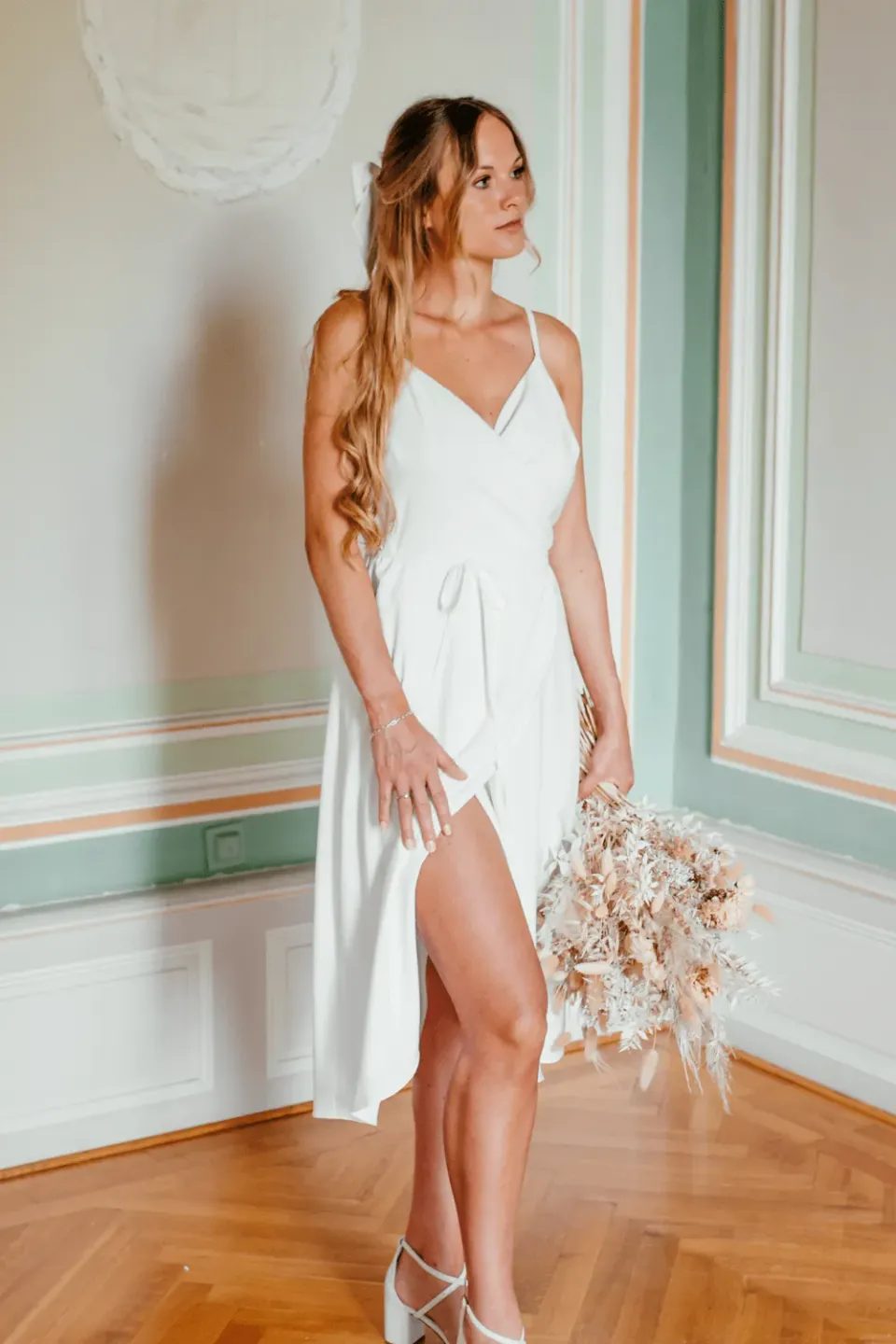 Sanna Lindström Clara standesamtkjole med slå om-look og slids