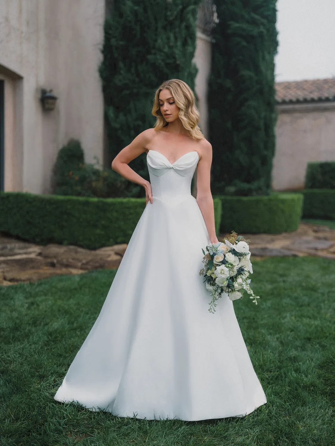 Allure Bridal A1474 brudekjole Ivory satin basque waist
