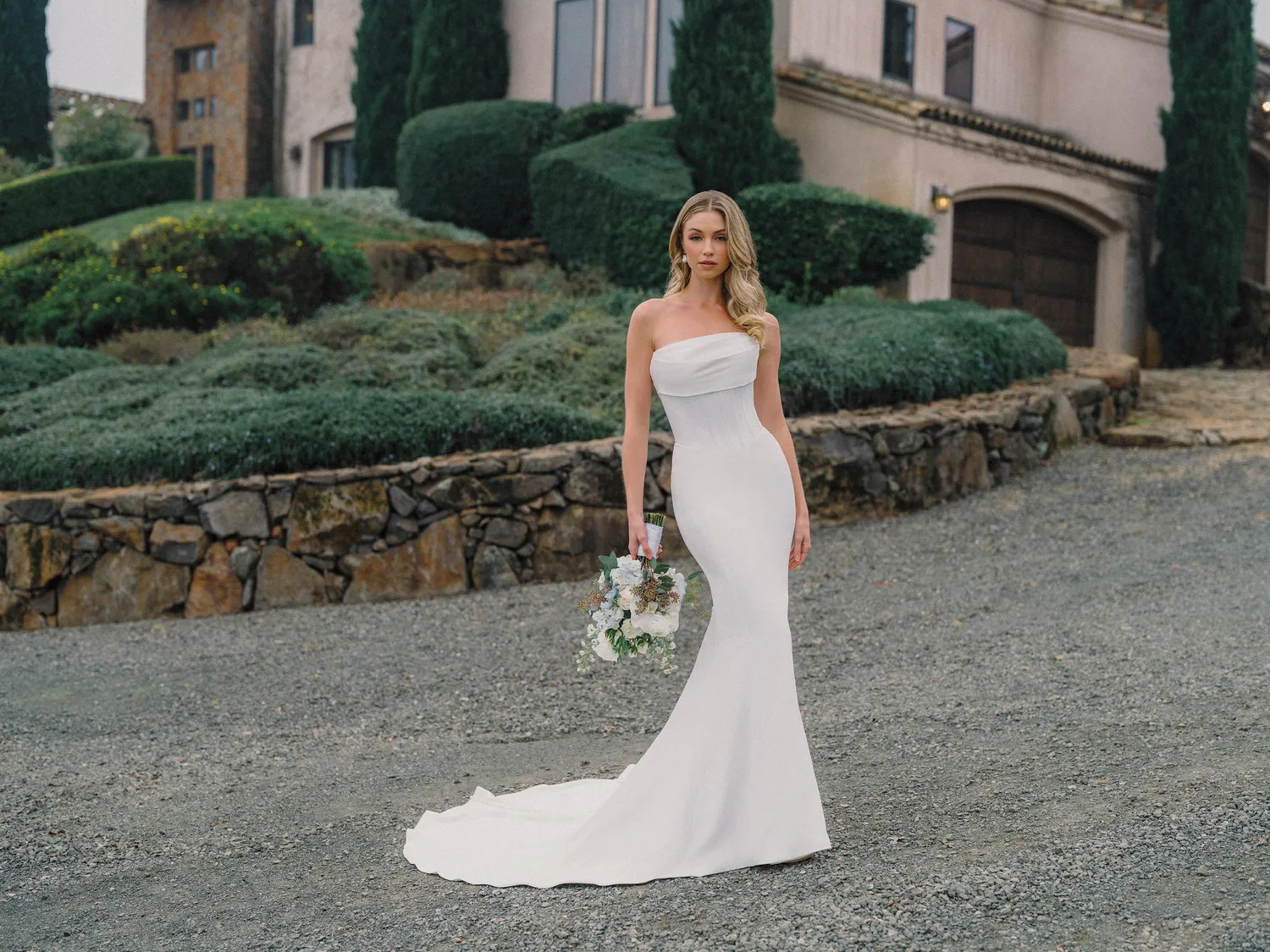 Allure Bridal A1496 brudekjole ivory i crepe med basque-talje