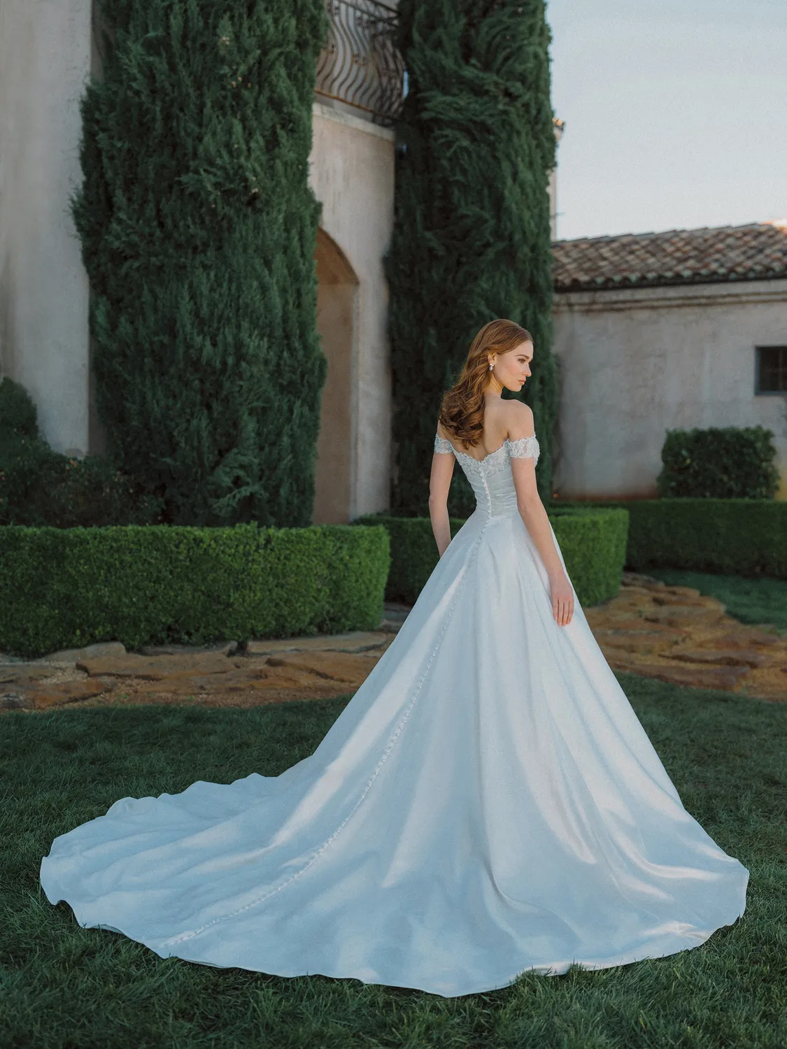 Allure Bridals A1479 brudekjole Ivory/Nude satin ballgown
