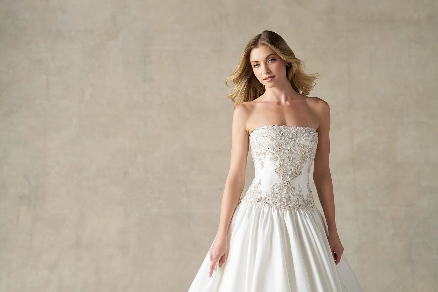 Allure Bridals A1487 brudekjole ivory/silver mikado