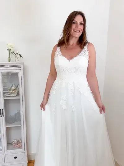Sanna Lindström Hanna brudekjole str. 42, 50 & 56 med blonder