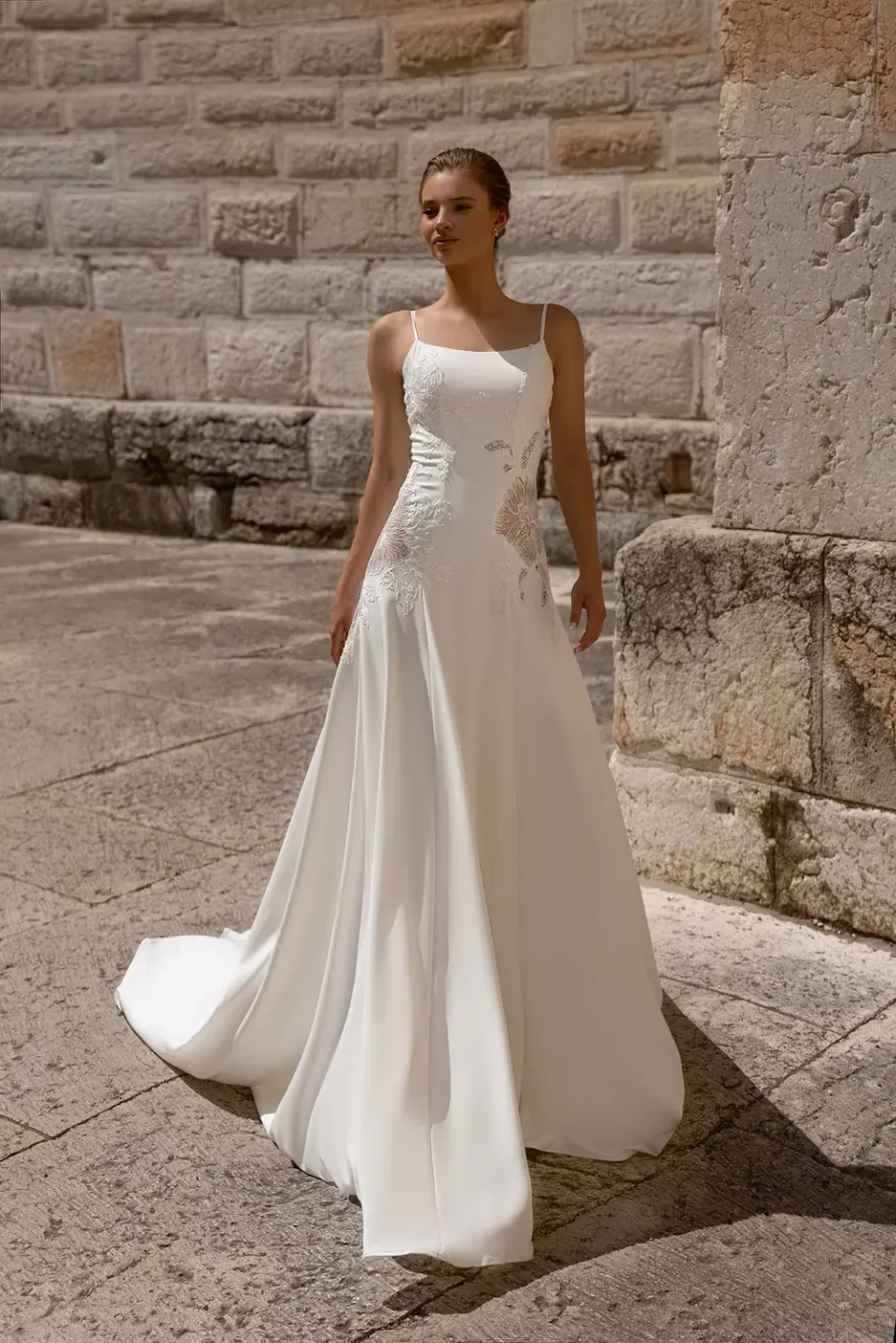 Bella by Eglantine BEL22420 brudekjole standardmodel