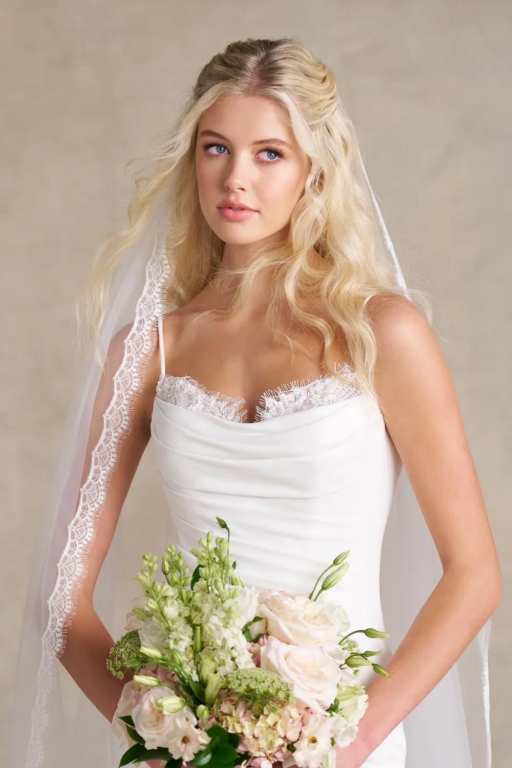 Allure Bridal Romance R3973 brudekjole Ivory slids