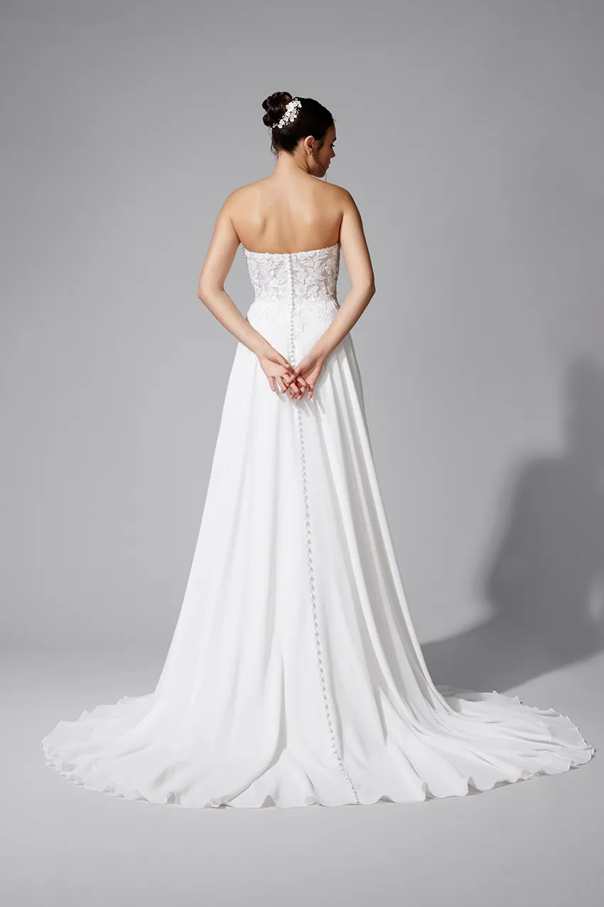 Bella by Eglantine BEL22725 brudekjole med aftagelig cape