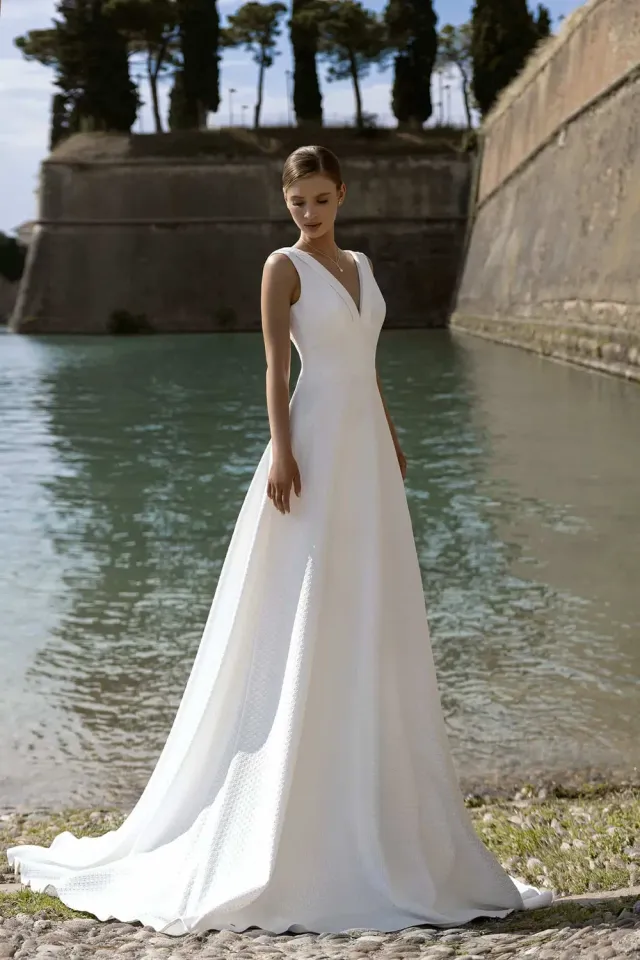 Bella by Eglantine BEL22437 brudekjole standardmodel