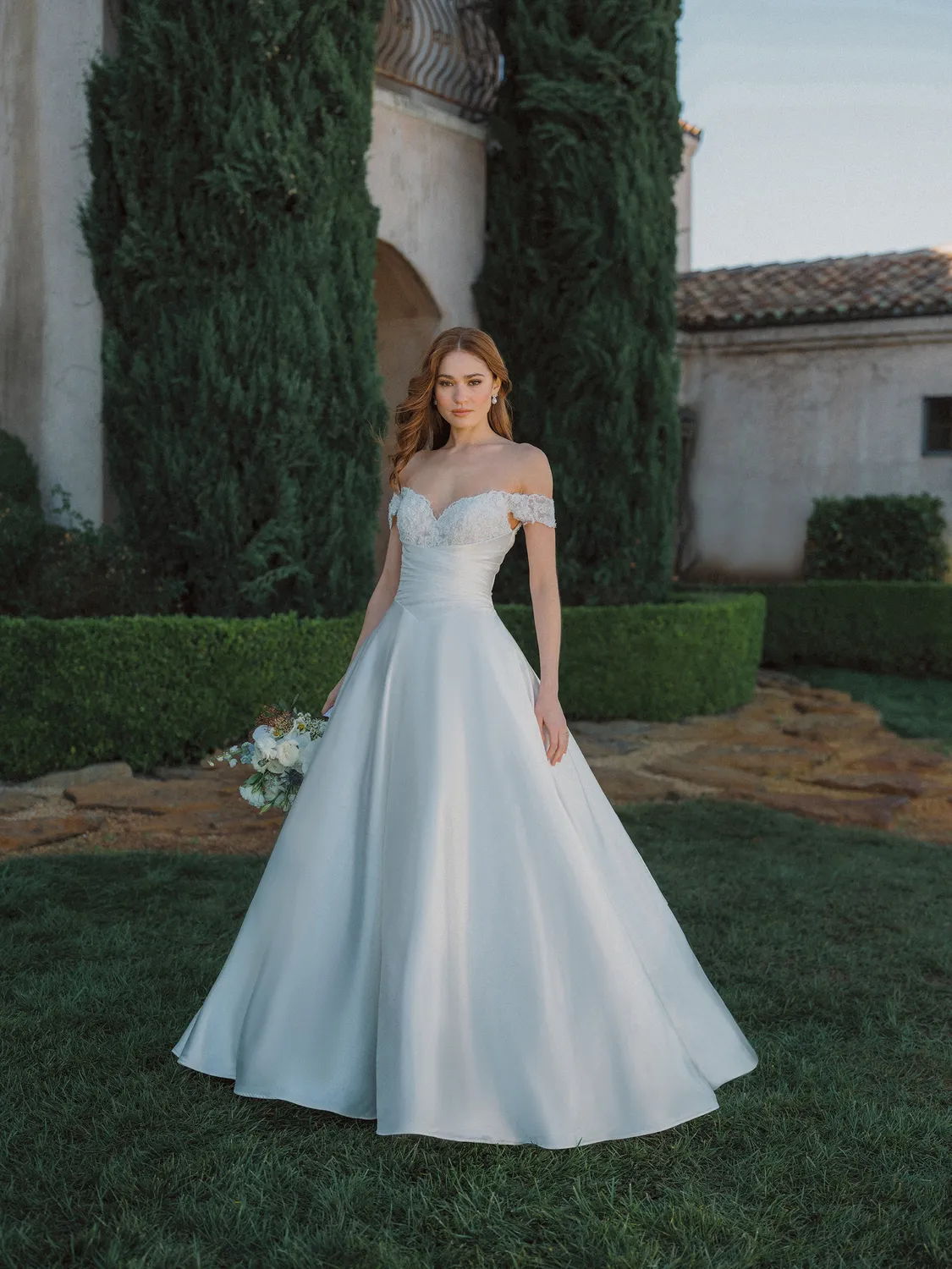 Allure Bridals A1479 brudekjole Ivory/Nude satin ballgown